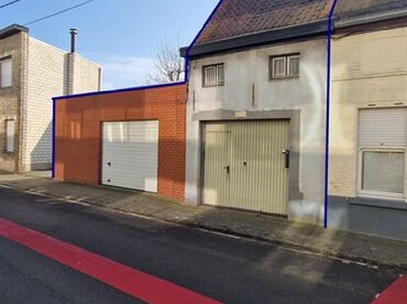 Deze unieke eigendom in Harelbeke biedt een uitstekende investering- of ontwikkelingsmogelijkheid voor wie op zoek is naar een nieuwe uitdaging. Geleg