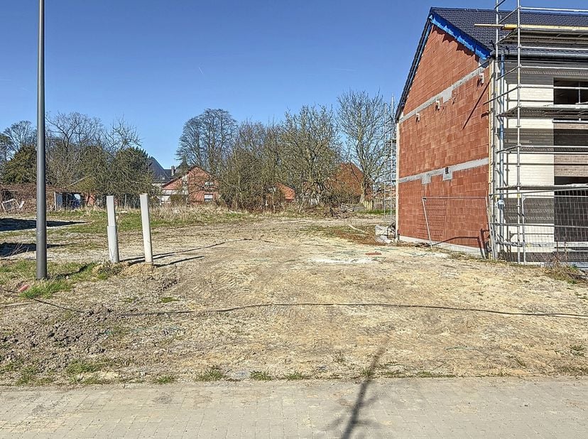 We Invest Centre Hainaut a le plaisir de vous présenter ce beau terrain plat situé dans un nouveau lotissement prisé. Situé à quelques minutes des com