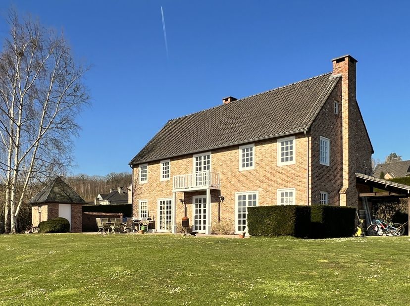 Elégante et spacieuse villa dans le Domaine du Bercuit&lt;br /&gt;
Nichée au cur du prestigieux Domaine du Bercuit, cette superbe villa spacieuse et lumineu