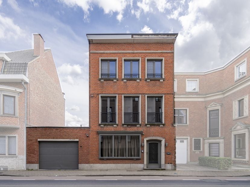 INDELING: &lt;br /&gt;
Gelijkvloers: &lt;br /&gt;
- verder af te werken inkomhal met karaktervolle elementen (foto&#039;s te verkrijgen per mail)&lt;br /&gt;
- gastentoilet&lt;