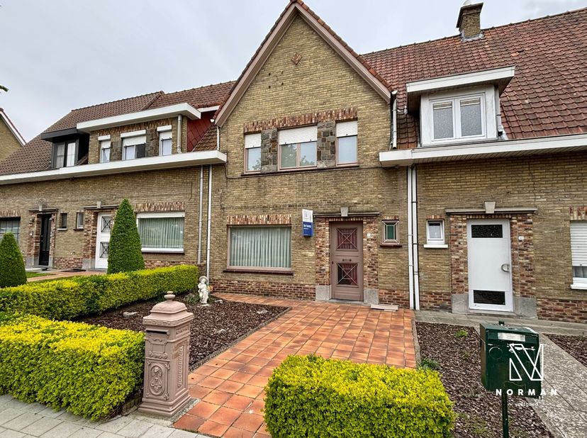 Welkom in de Mortagnelaan 105 te Bellegem.&lt;br /&gt;
Deze woning ligt nabij het centrum van Bellegem en beschikt over drie slaapkamers, mooie tuin en uitw