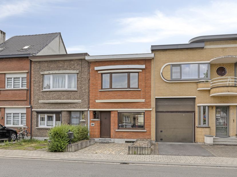 Maison à rénover à vendre sur la Conscienceplein à Boom.&lt;br /&gt;
Disposition: &lt;br /&gt;
- hall d&#039;entrée&lt;br /&gt;
- salon spacieux avec beaucoup de lumière&lt;br