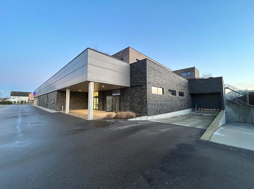 Te Huur: Commerciële ruimte in Kortessem - 161m²&lt;br /&gt;
Commerciële ruimte op een strategische locatie te Kortessem, op een boogscheut van de E313 en H
