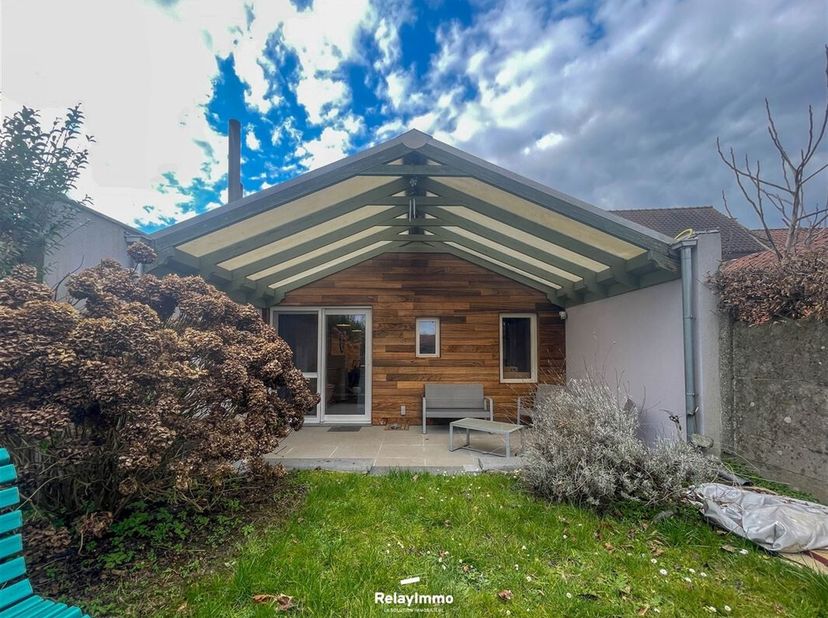Deze halfvrijstaande woning met uitzicht over velden ligt op een rustige locatie en biedt een aangename leefomgeving met aantrekkelijke binnen- en bui