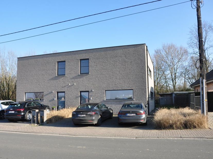 Deze recente woning, aan de rand van het centrum, geniet van veel natuurlijke lichtinval en een ruime leefruimte.&lt;br /&gt;
Op het gelijkvloers bevindt zi