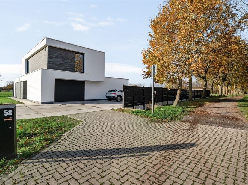 Deze villa is een toonbeeld van energiezuinigheid met een uitstekende EPC-score van A+.  Zo beschikt de villa over 24 zonnepanelen, in combinatie met