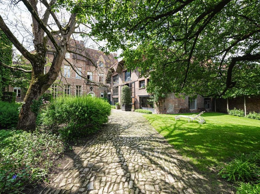 Uniek historisch pand met een totale bewoonbare oppervlakte van ± 793 m² en een tuin van ± 540 m², gelegen in het hart van Mechelen.&lt;br /&gt;
Momenteel w