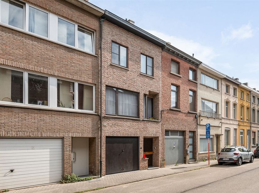 Jan Bolstraat 49 in Mechelen ligt in een rustige, residentiële buurt vlak bij station Mechelen-Nekkerspoel, wat zorgt voor een vlotte bereikbaarheid.