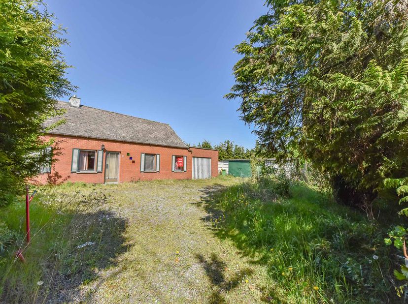 TE RENOVEREN WONING &lt;br /&gt;
 &lt;br /&gt;
Dit pand biedt eindeloze mogelijkheden voor wie niet bang is om de handen uit de mouwen te steken.  &lt;br /&gt;
Vlakbij