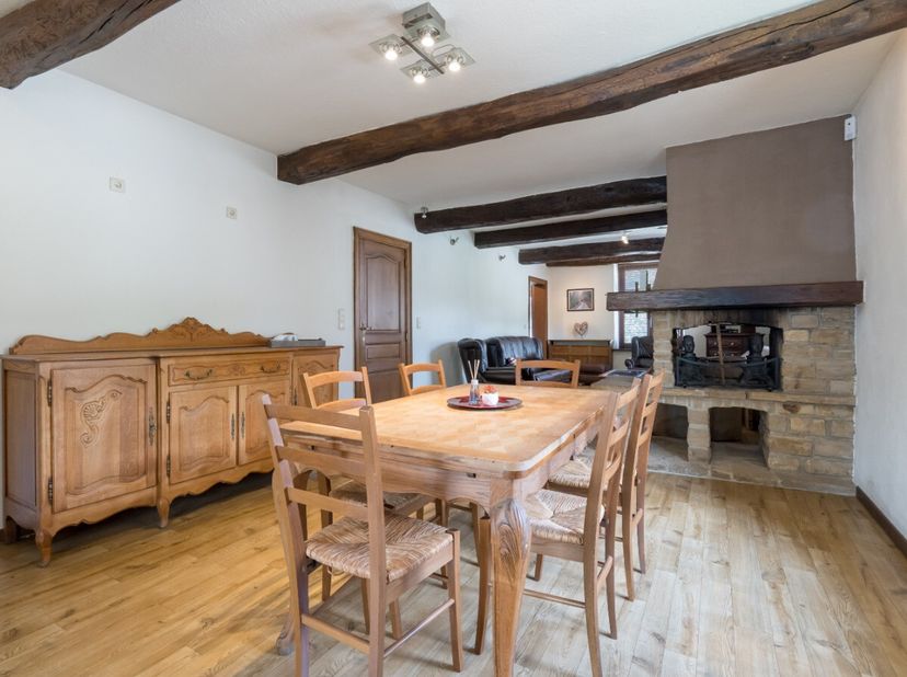 ERA B-LUX vous présente cette maison située à Herbeumont, charmante commune ardennaise réputée pour ses paysages boisés, ses promenades le long de la