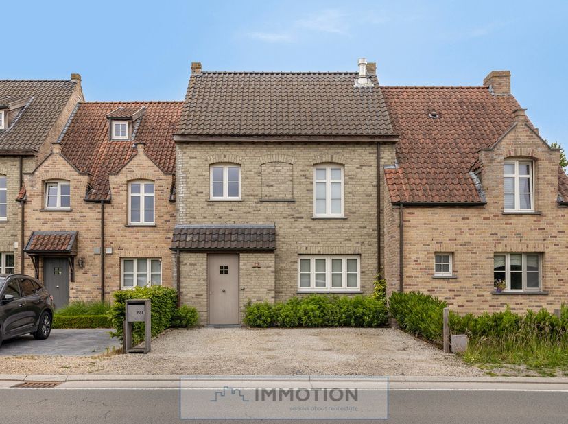 Deze instapklare en goed onderhouden woning is perfect voor wie comfortabel wil wonen nabij Waregem en Vichte. De woning bevindt zich aan een toeganke