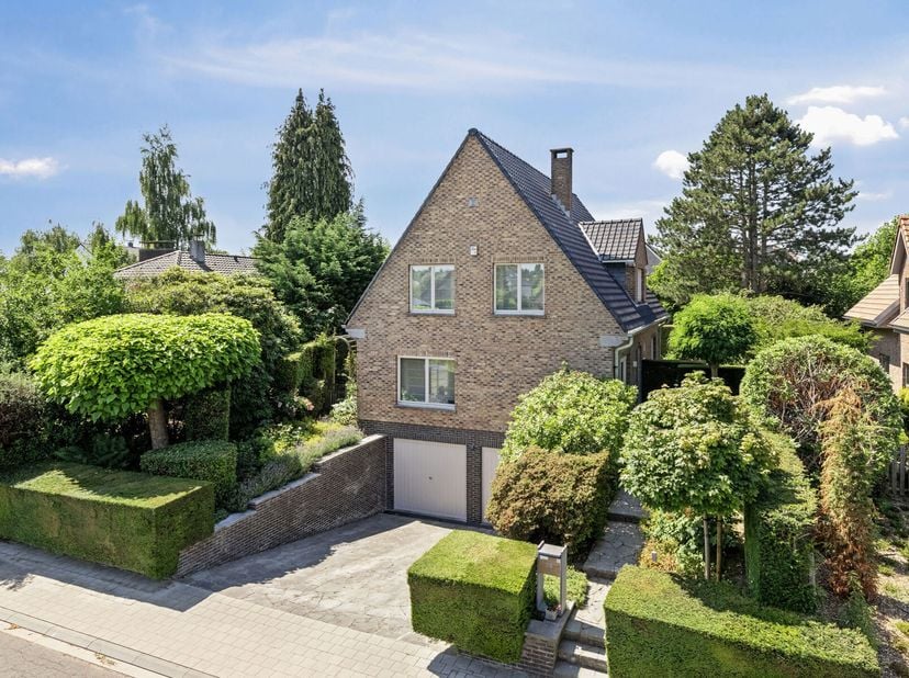 LEEMANS IMMOBILIËN stelt U met plezier deze volledig instapklare villa voor nabij het centrum van Wemmel. De woning geniet van een uitstekende ligging