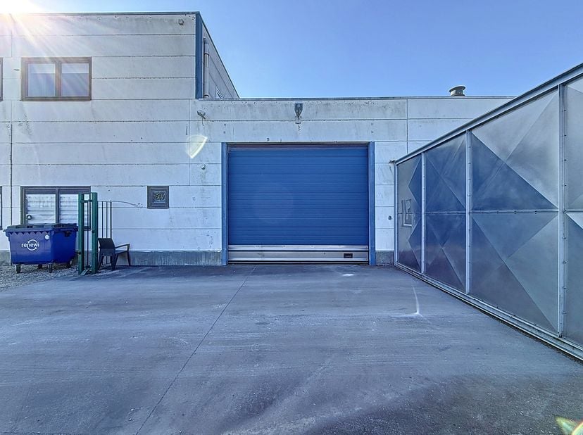 Magazijn (ca 320m²) met kantoor (ca 30m²) te huur In Roeselare (Hooglede). Het magazijn is voorzien van een sectionale poort (langs de zijkant) en een