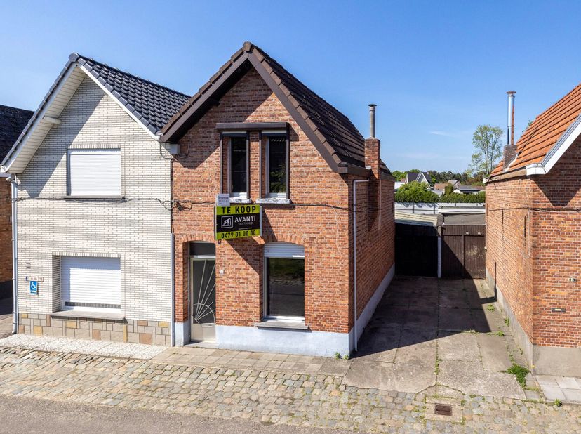 Te renoveren en in te richten half open bebouwing met 2 slaapkamers en tuin.&lt;br /&gt;
Rustig gelegen aan de dorpsrand. Op wandelafstand van het centrum,