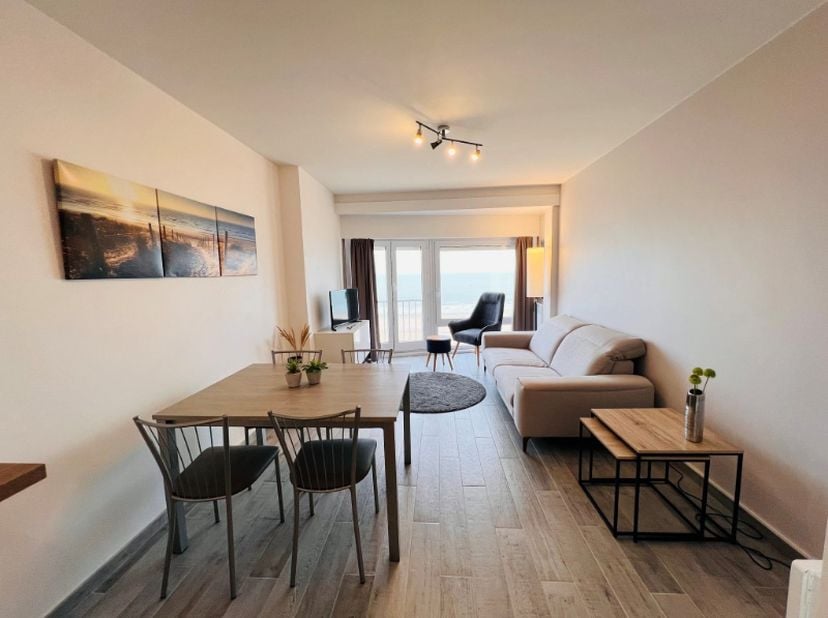 Ce très bel appartement rénové est situé au centre de la Zeedijk de Wenduine avec une vue unique sur la mer, le poste de la Croix-Rouge et le bateau d