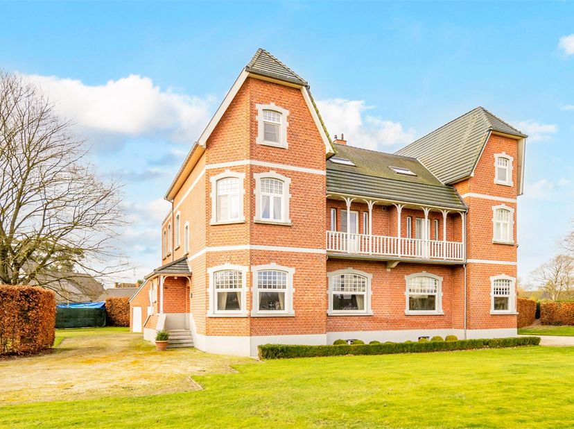 STATIGE EN KARAKTERVOLLE VILLA MET 5 SLAAPKAMERS OP GUNSTIGE LIGGING !! De villa omvat maar liefst +-350m² netto bewoonbare oppervlakte met ontvangsth