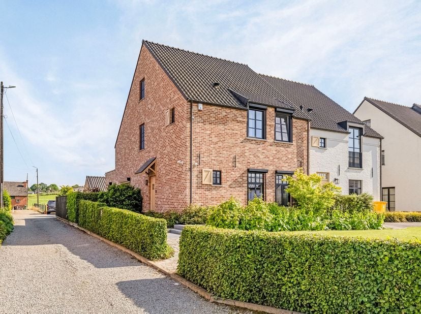 Deze zeer energiezuinige recente woning werd met kwalitatieve materialen afgewerkt en werd gebouwd in een landelijk, moderne stijl. Deze luxueuze woni