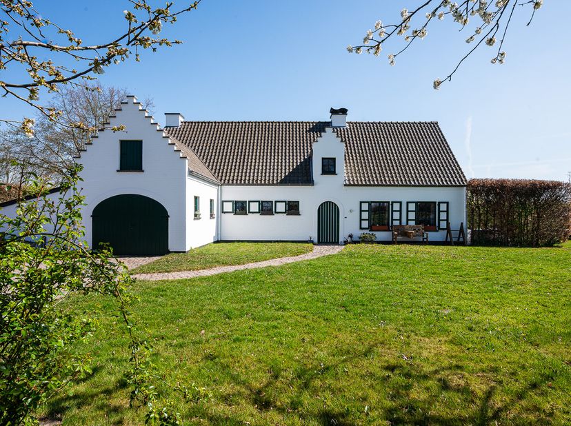 Kom een kijkje nemen in deze charmante hoeve op een perceel van 1.250 m². De indeling van de woning is de volgende: inkomhal met toilet en vestiaire,