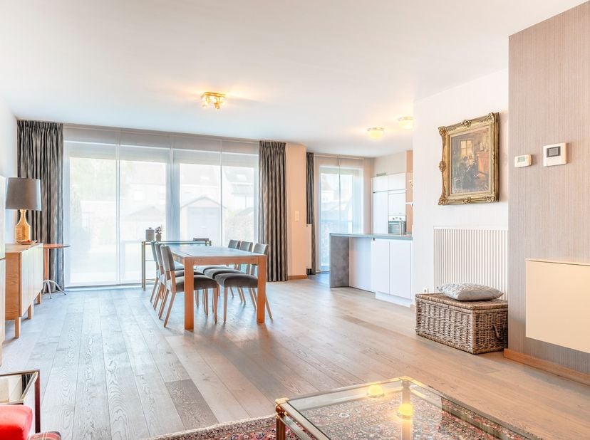 Droom je van wonen in een groene, centrale omgeving? Dan is dit prachtig afgewerkte gelijkvloers appartement in de Kerkhoekstraat 5 écht iets voor jou