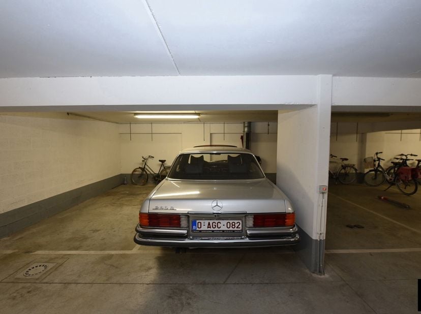 Autostaanplaats gelegen in residentie La Fayette (Zeedijk-Zoute nr 732), ingang Antoine Bréartstraat.&lt;br /&gt;
Breedte: 2.30 m&lt;br /&gt;
Hoogte: 1.85 m&lt;br /&gt;