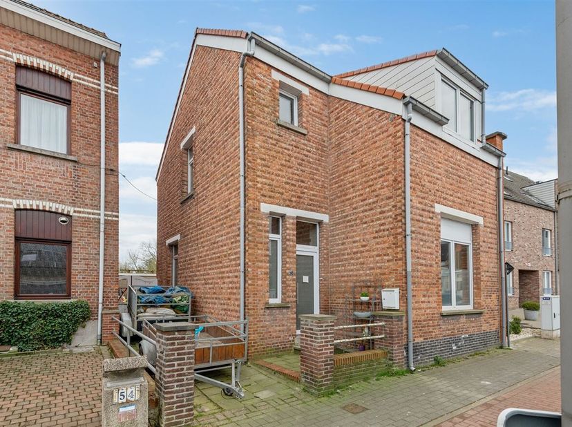 Deze woning is gelegen in de Kapelstraat te Steendorp, een perfecte locatie voor wie centraal wil wonen&lt;br /&gt;
Deze HOB heeft al een aantal belangrijke
