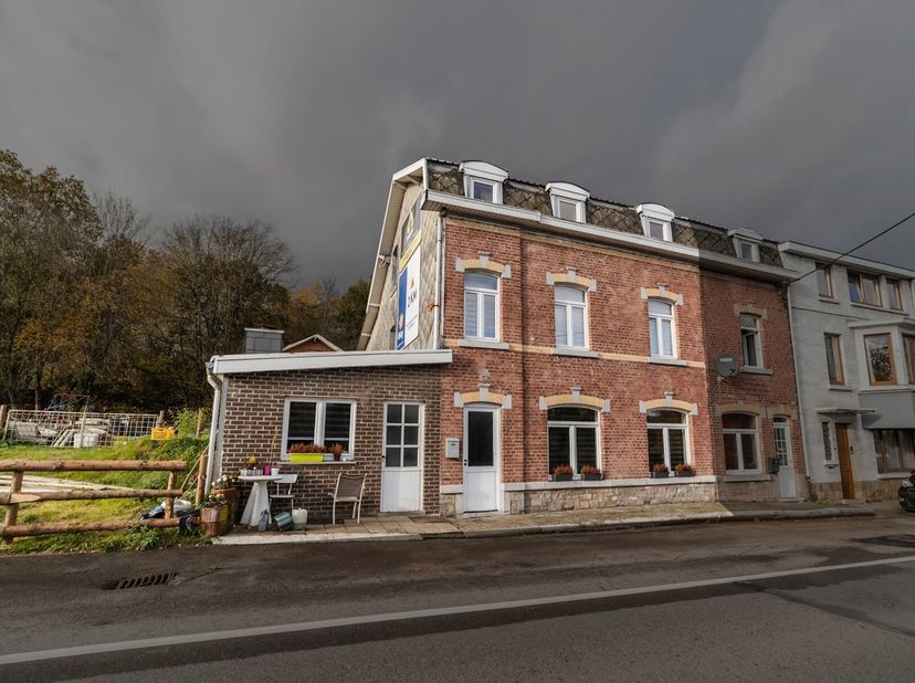 Antoine Immo vous propose à l&#039;achat cette maison 3 façades située à l&#039;entrée de Stavelot, à seulement 2kms du centre et de ses commodités.&lt;br /&gt;
Ce bi