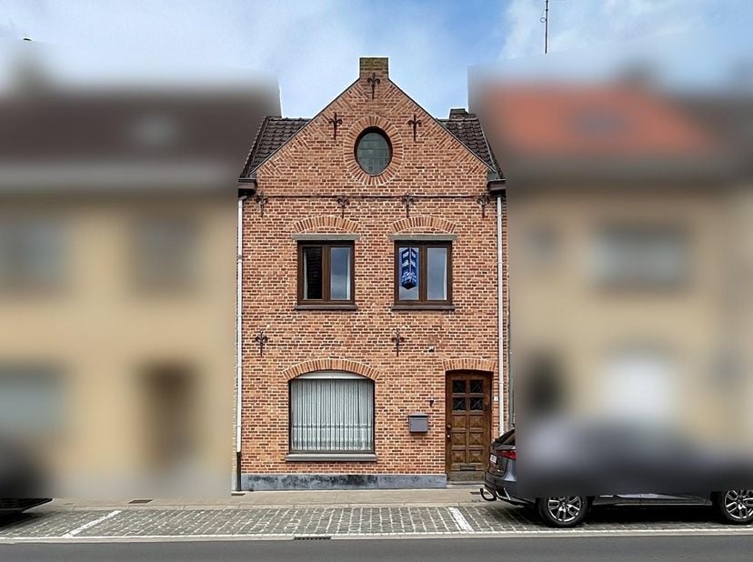 Cette maison mitoyenne, située dans le centre d&#039;Ypres, comprend au rez-de-chaussée un grand séjour, une cuisine, une salle de bains et un jardin avec