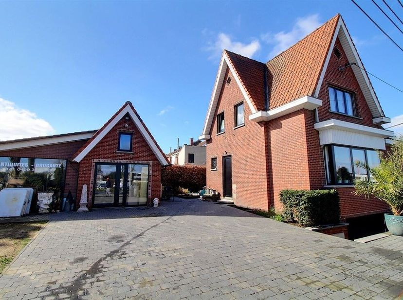 Magnifique Villa avec deux garages sur un terrain de 740 m²