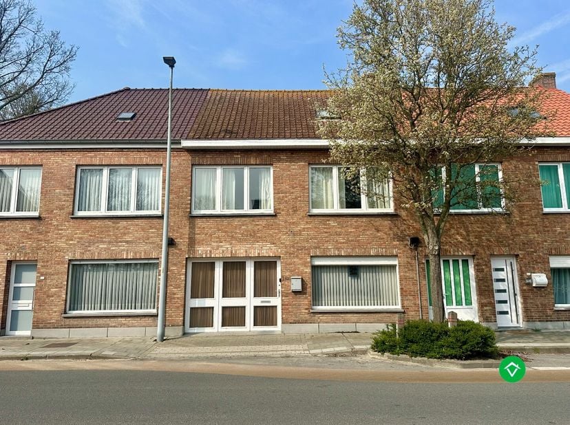 Deze gezellige woning, gelegen langs de Stationsstraat, bevindt zich op een toplocatie nabij het centrum van Eernegem. Op wandelafstand vindt u divers