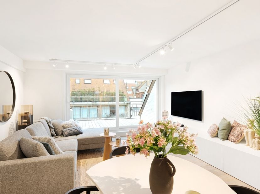 Bel appartement duplex rénové avec 3 chambres à coucher et des terrasses ensoleillées sur une loctaie centrale dans la Leopoldlaan à Knokke. L&#039;apparte