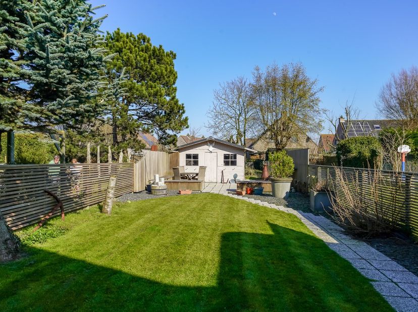 Deze gesloten woning in de Sluizenstraat biedt verrassend veel ruimte en een prachtige, diepe tuin van maar liefst 63 meter! Met een grondoppervlakte