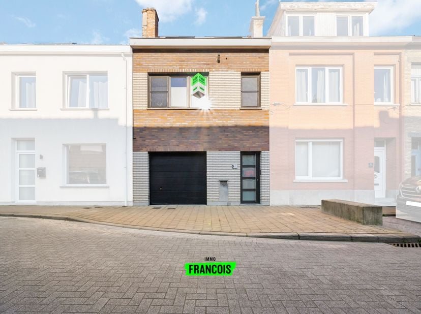 Deze gezellige gezinswoning bevindt zich nabij Bredene-Sas, in de nabijheid van talrijke winkels alsook de invalswegen naar de centra van Oostende en