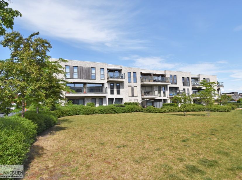 SOUS OPTION - Immo Groot Leeuw présente cet appartement situé au premier étage. Situé dans un immeuble récent avec ascenseur, il offre un cadre de vie