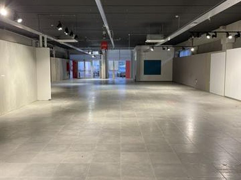 Surface commerciale idéalement située à Tournai comprenant Showroom, magasin de +- 427m2 et zone de stockage +- 79m2. Grande Porte électrique dans la