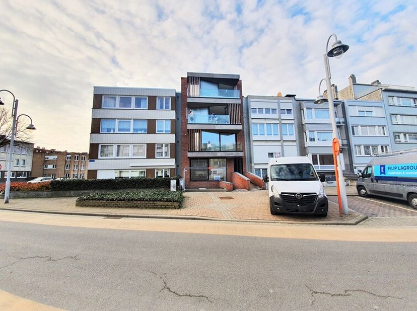 Instapklaar appartement op het gelijkvloers van de recente residentie &quot;REWAVE&quot;! Gelegen op 250 meter van de Pier &amp; dichtbij grootwarenhuis Delhaize &amp;