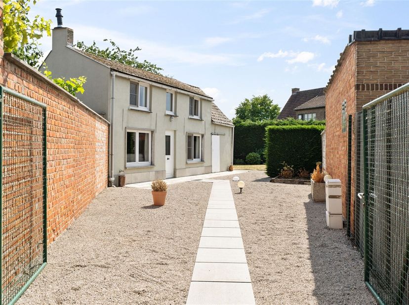 Heel leuke en gezellige woning in Berlare, in 2e bouwlijn met veel charme en een zeer gezellige tuin, op een perceel van 250m². &lt;br /&gt;
Woning leunt zi