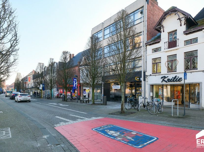 Polyvalent handelspand met woonst op een toplocatie in hartje Tessenderlo. Voor meer informatie ga naar https://www.era.be/nl/te-koop/tessenderlo/hand