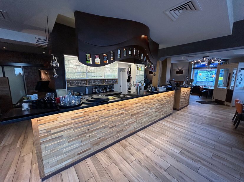 Nous vous proposons la reprise dun superbe restaurant dont sa réputation nest plus à faire.Le bâtiment étant de coin, il offre une excellente visibili