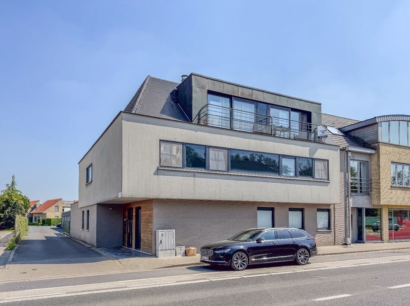 Dit appartement bevindt zich in het centrum van Woumen en bestaat uit:&lt;br /&gt;
GELIJKVLOERS: Gemeenschappelijke inkomhal - eigen garagebox.&lt;br /&gt;
VERDIE