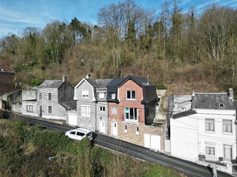 OPTION - INNOV&#039;EXPERT immobilière vous invite à venir découvrir cette charmante maison, bénéficiant de volumes confortables et d&#039;un beau potentiel d&#039;a