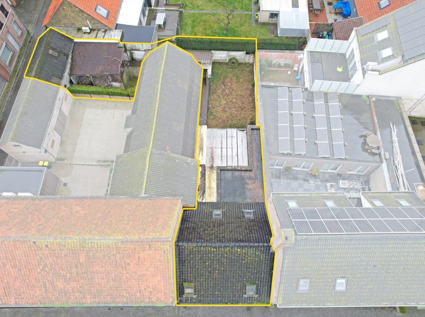 Deze te renoveren woning in het charmante Westvleteren Biedt tal van mogelijkheden voor wie graag een woning naar eigen smaak wil inrichten. Op het ge