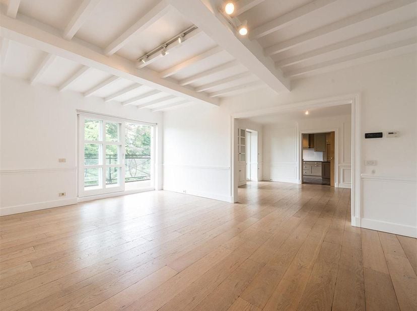 Idéalement situé à deux pas du rond point Montgomery, au quatrième étage d&#039;un immeuble vaste appartement d&#039;une superficie brute selon PEB de ± 234 m²,