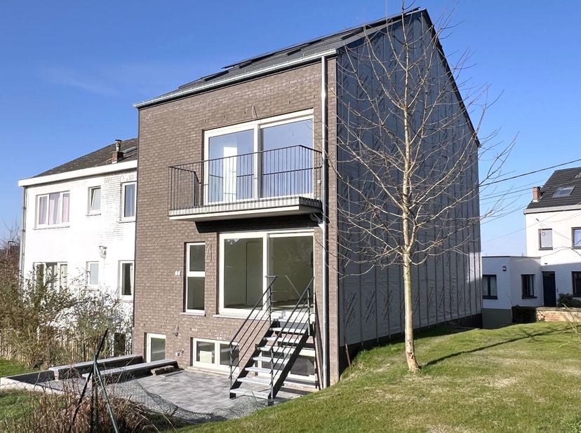 Zeer goede ligging in het centrum van Mont-Saint-Guibert en zijn voorzieningen. Duplexappartement met drie gevels, bijna passief, gebouwd in 2025, gel