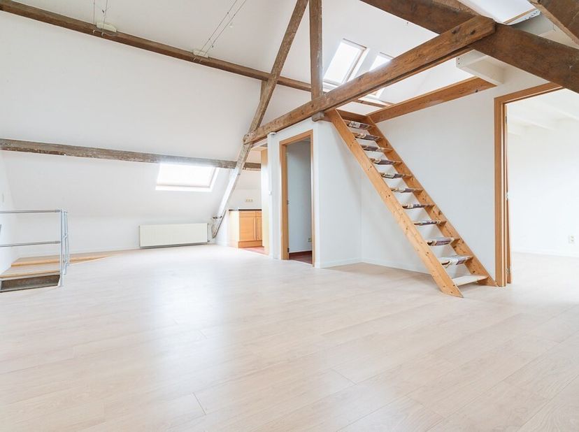 Au deuxième étage :&lt;br /&gt;
Séjour lumineux avec escalier et poutres apparentes (salon, salle à manger),&lt;br /&gt;
Cuisine équipée ouverte (hotte, plaque de