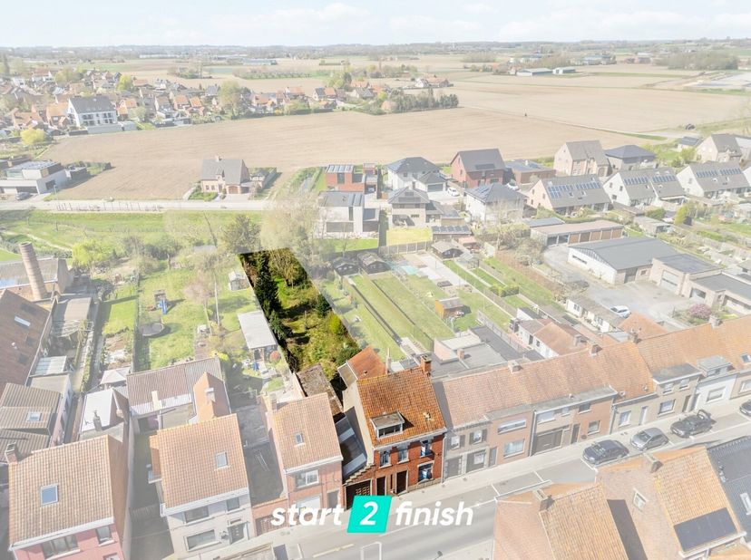Ben je op zoek naar een renovatieproject/projectgrond op een perceel van 693m²?&lt;br /&gt;
Bij het betreden van de woning word je verwelkomd in een ruime i