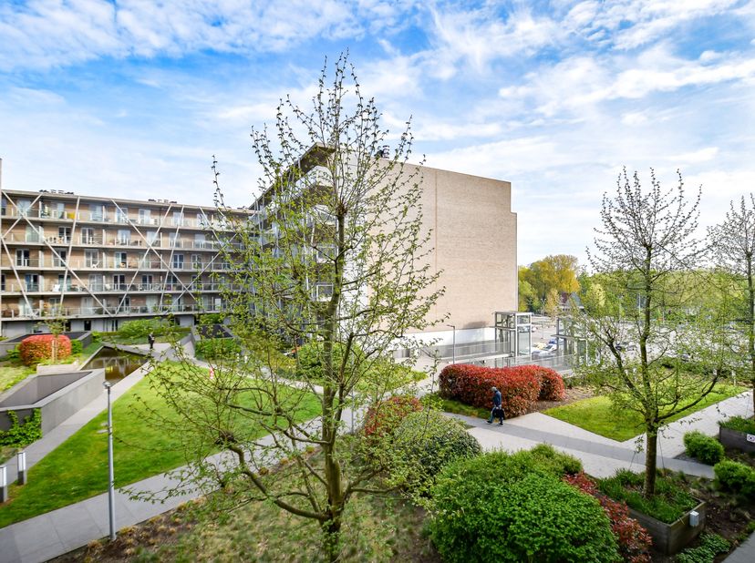 In een moderne residentie bevindt zich dit lichtrijke 2 slaapkamer appartement met terras en zicht op de binnentuin. Met zijn uitstekende locatie nabi