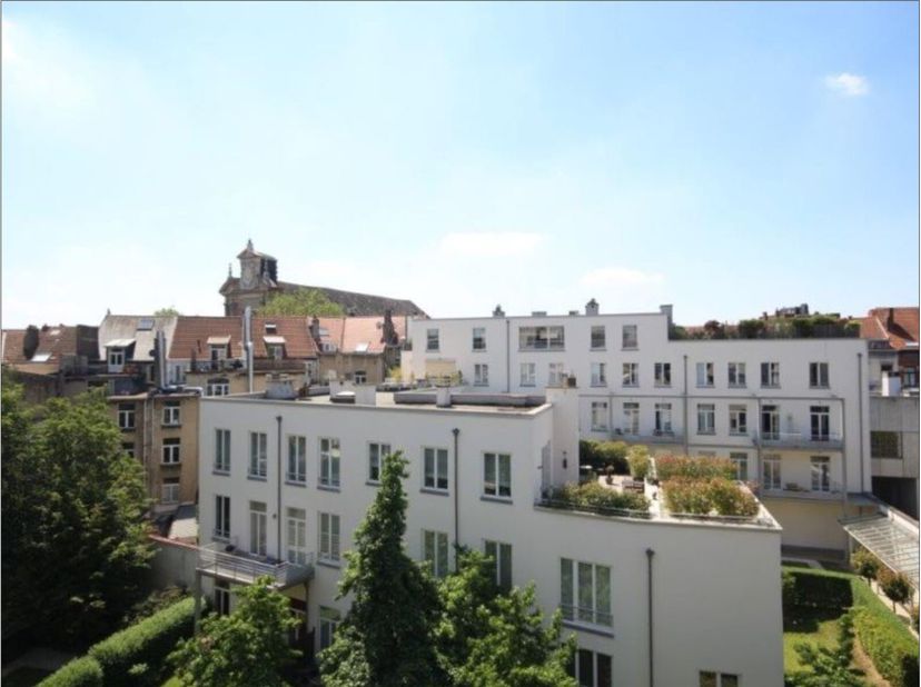 Idéalement situé à Ixelles, dans le recherché quartier du Châtelain, ce lumineux penthouse de 218 m² allie élégance et confort. Le vaste séjour de 75