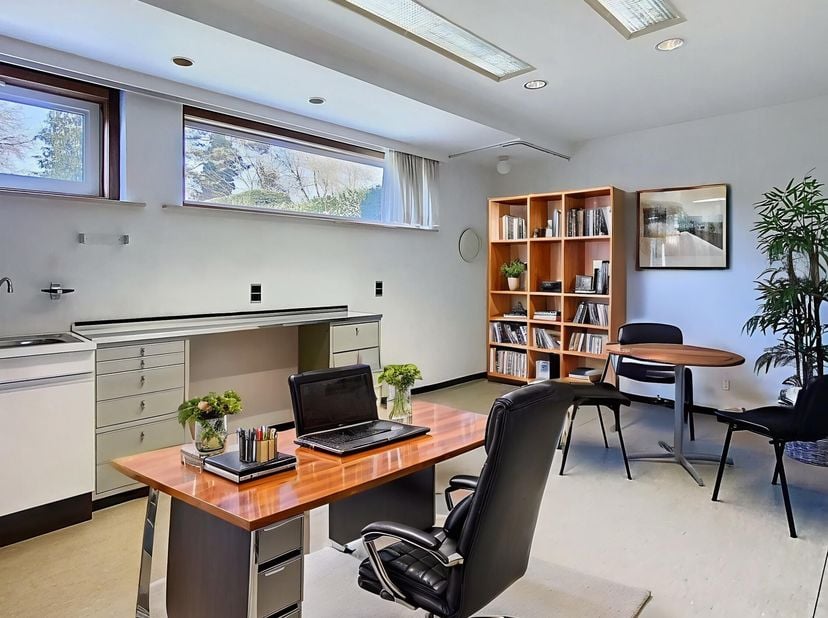 Deze praktijkruimte werd goed onderhouden en is uitstekend bereikbaar. Het pand kan ook gebruikt worden als kantoor. In de huurprijs is een garage inb