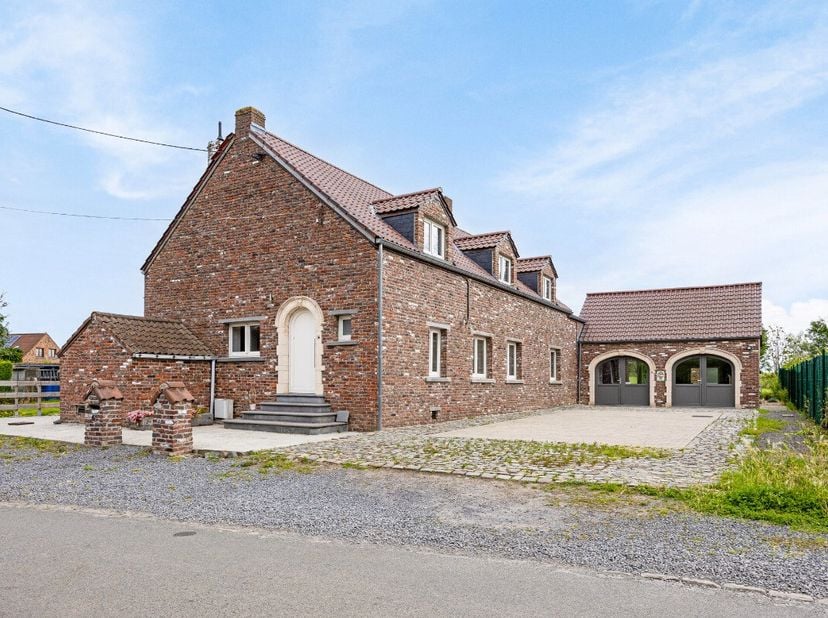 Cette fermette rénovée vous propose de multiples possibilités d&#039;aménagement (maison kangourou, profession libérale,...). Elle dispose, au rez-de-chaus