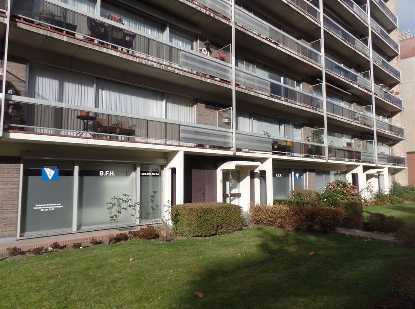 Op de 6de verdieping van een goed onderhouden gebouw met lift, bevindt zich dit ruime en lichtrijke appartement van 119 m² met een aangenaam terrasng